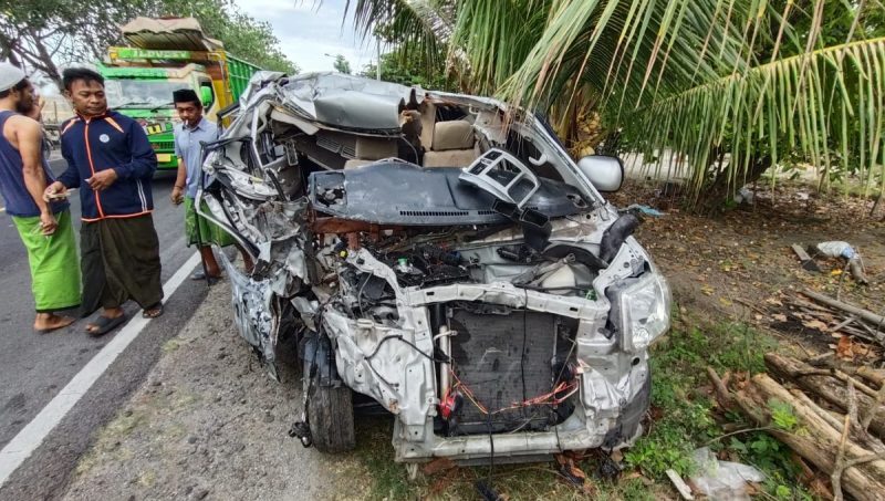 Kondisi mobil ambulance sesudah mengalami laka di jalan raya sejati kecamatan Camplong, Kabupaten Sampang