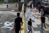 Para oknum yang ikut unjuk rasa saat merusak fasilitas umum