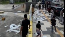 Para oknum yang ikut unjuk rasa saat merusak fasilitas umum