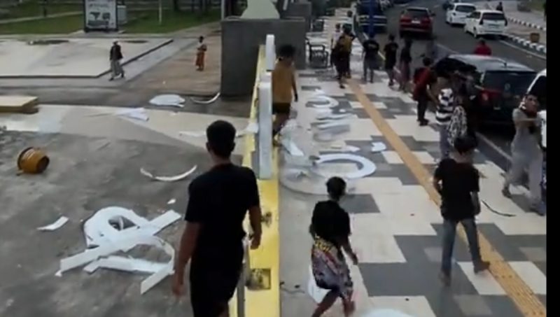 Para oknum yang ikut unjuk rasa saat merusak fasilitas umum