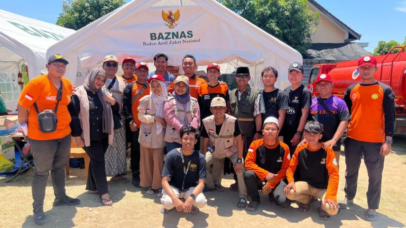 Baznas Sampang saat tanggap darurat bantu korban bencana di ponpes al hoziyn  Siduarjo