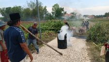 Pengusaha besi tua asal Kecamatan omben yakni mat yasin saat memantau perbaikan jalan yang menggunakan dana pribadi 