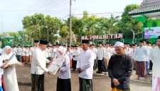 Bupati Sampang saat serahkan penghargaan terhadap santri berprestasi