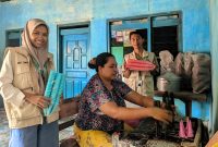 Kknt sekolah tinggi ilmu ekonomi bakti bangsa pamekasan saat lakukan kunjungan ke usaha kripik es dung dung