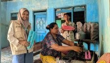 Kknt sekolah tinggi ilmu ekonomi bakti bangsa pamekasan saat lakukan kunjungan ke usaha kripik es dung dung