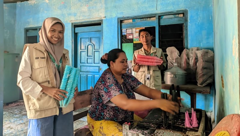 Kknt sekolah tinggi ilmu ekonomi bakti bangsa pamekasan saat lakukan kunjungan ke usaha kripik es dung dung