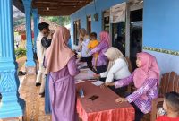 Posyandu kamboja saat menggelar pemeriksaan ibu dan anak serta para lansia
