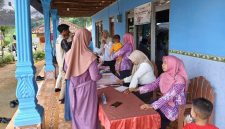 Posyandu kamboja saat menggelar pemeriksaan ibu dan anak serta para lansia