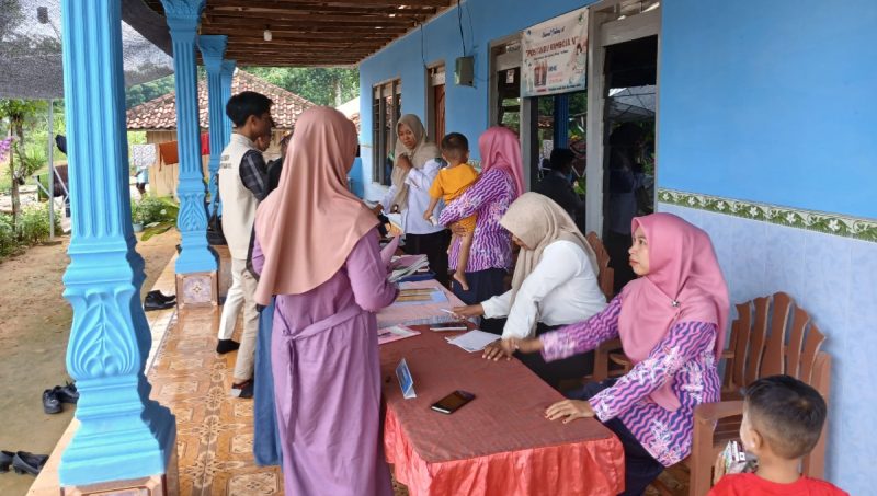 Posyandu kamboja saat menggelar pemeriksaan ibu dan anak serta para lansia