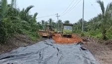 Jalan raya yang berada fi desa dualap tanjung jabung barat hampir rampung