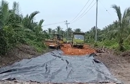 Jalan raya yang berada fi desa dualap tanjung jabung barat hampir rampung