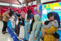 Bupati sampang saat berikan santunan anak yatim saat acara resepsi sampang sehat
