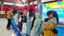 Bupati sampang saat berikan santunan anak yatim saat acara resepsi sampang sehat