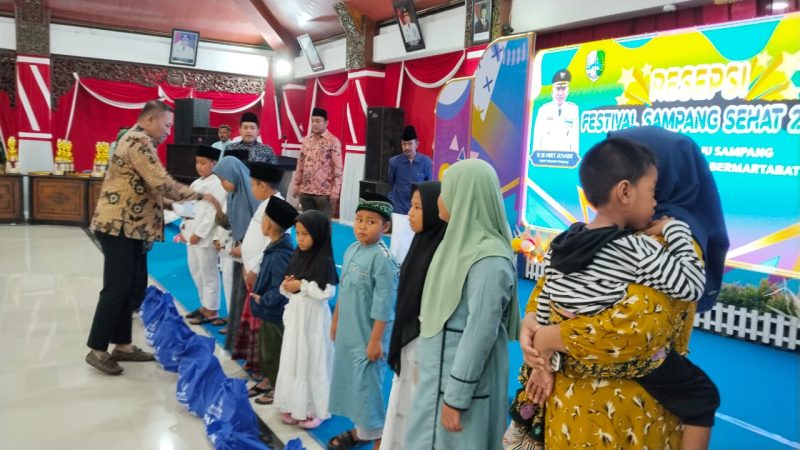 Bupati sampang saat berikan santunan anak yatim saat acara resepsi sampang sehat