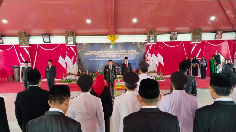 Pemkab sampang saat melakukan rotasi kepada 65 pejabat di lingkungan kabupaten Sampang