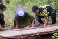 Korban saat di evakuasi oleh pihak kepolisian dan masyarakat setempat TKP