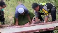 Korban saat di evakuasi oleh pihak kepolisian dan masyarakat setempat TKP