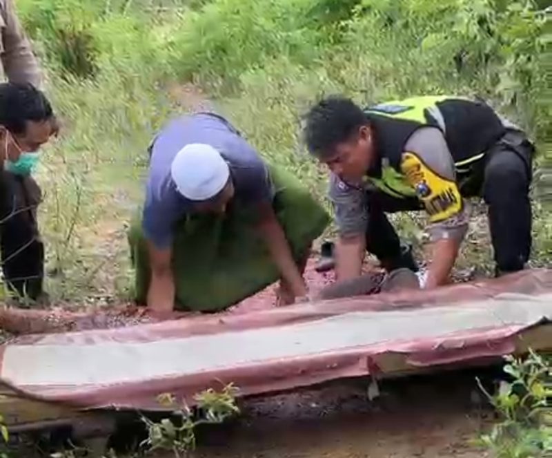 Korban saat di evakuasi oleh pihak kepolisian dan masyarakat setempat TKP