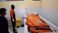 Tim BPBD dan pihak Rs saat evakuasi Mr x ke kamar mayat RSUD dr. Muhammad Zyn Sampang