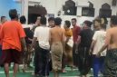 Para warga saat mengamankan ODGJ yang umumkan kiamat di masjid